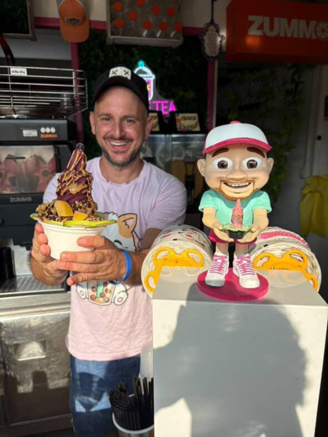 פסל אישי צבעוני שנוצר עבור עסק פרוזן יוגורט בפרדס חנה